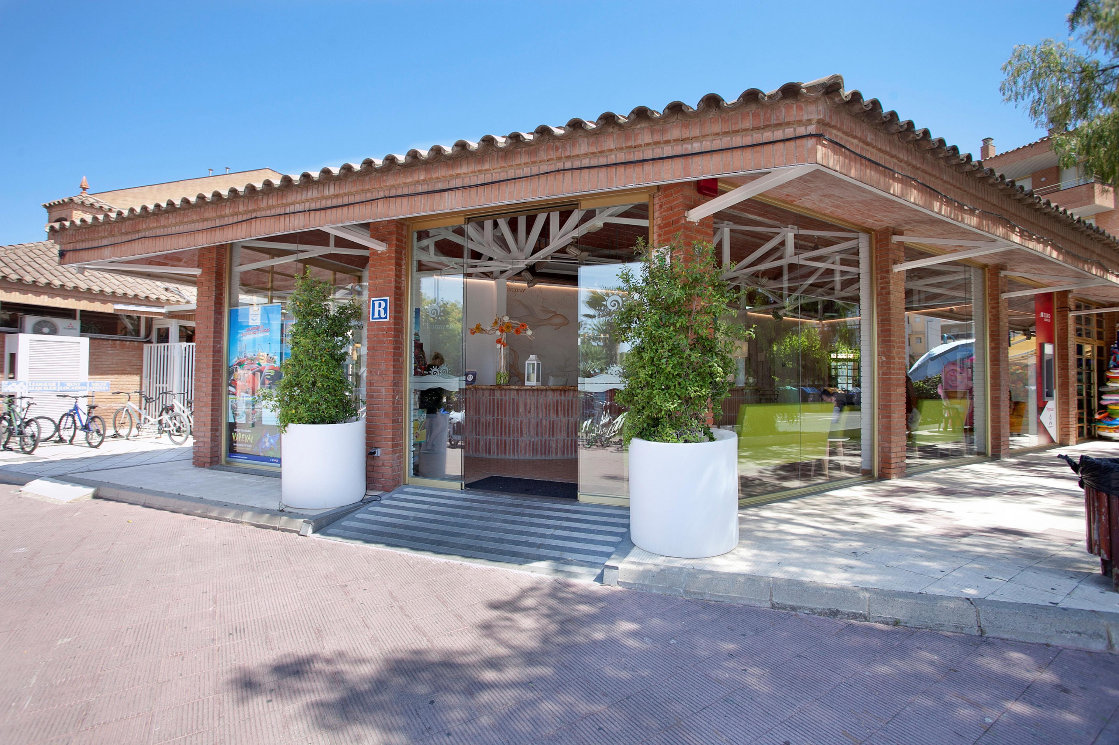 Отель Voramar Камбрильс Экстерьер фото